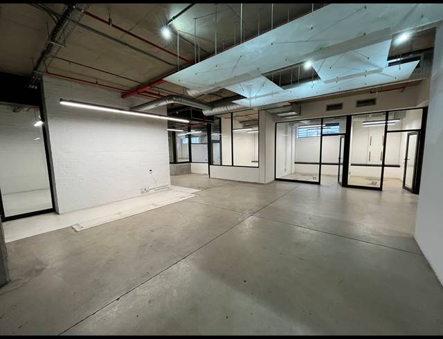 2,129M² BUSINESS TO LET IN WOODSTOCK